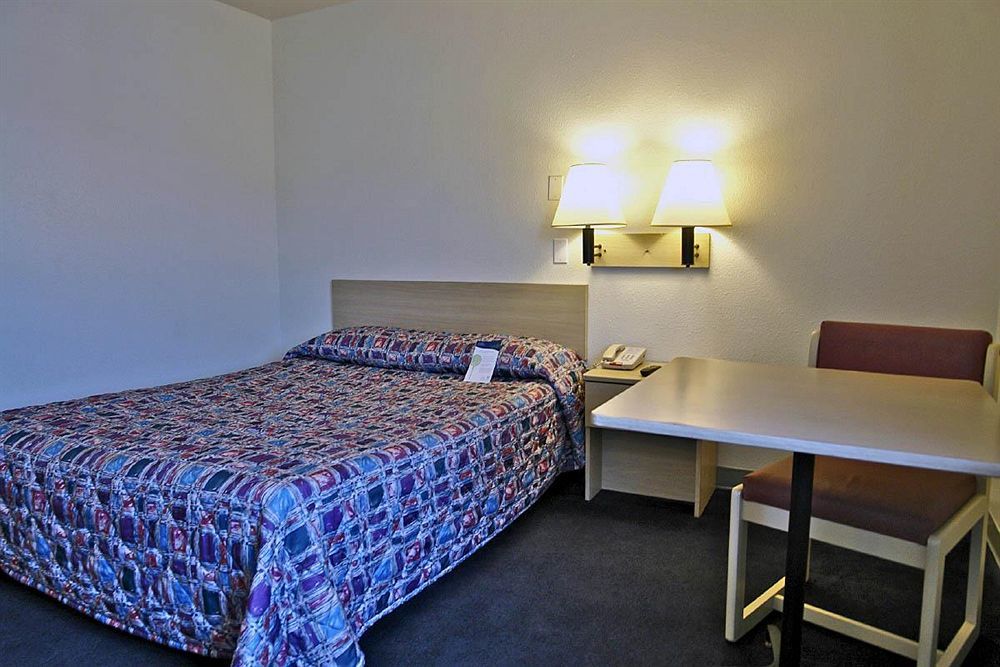Americas Best Value Inn East Peoria Exterior foto